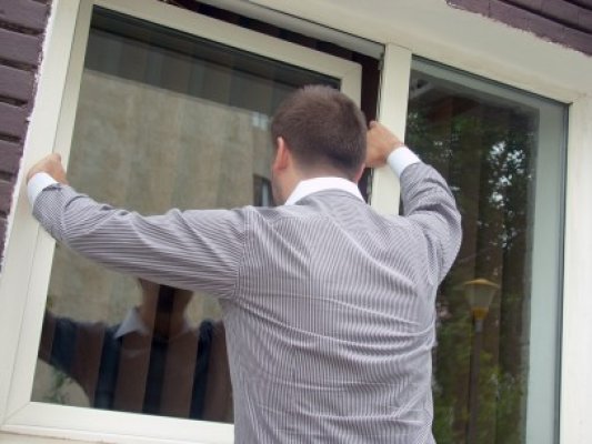Un tânăr a încercat să spargă un apartament pe Ferdinand
